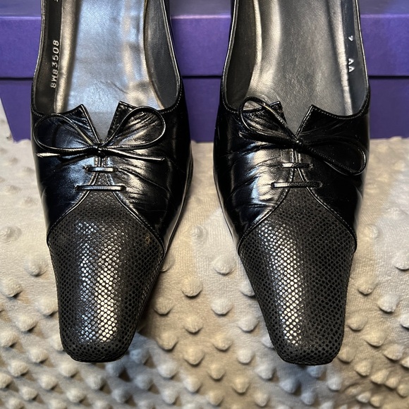 Stuart Weitzman Tidewell Black Leather Heels size 9 with bow accent - Picture 6 of 7